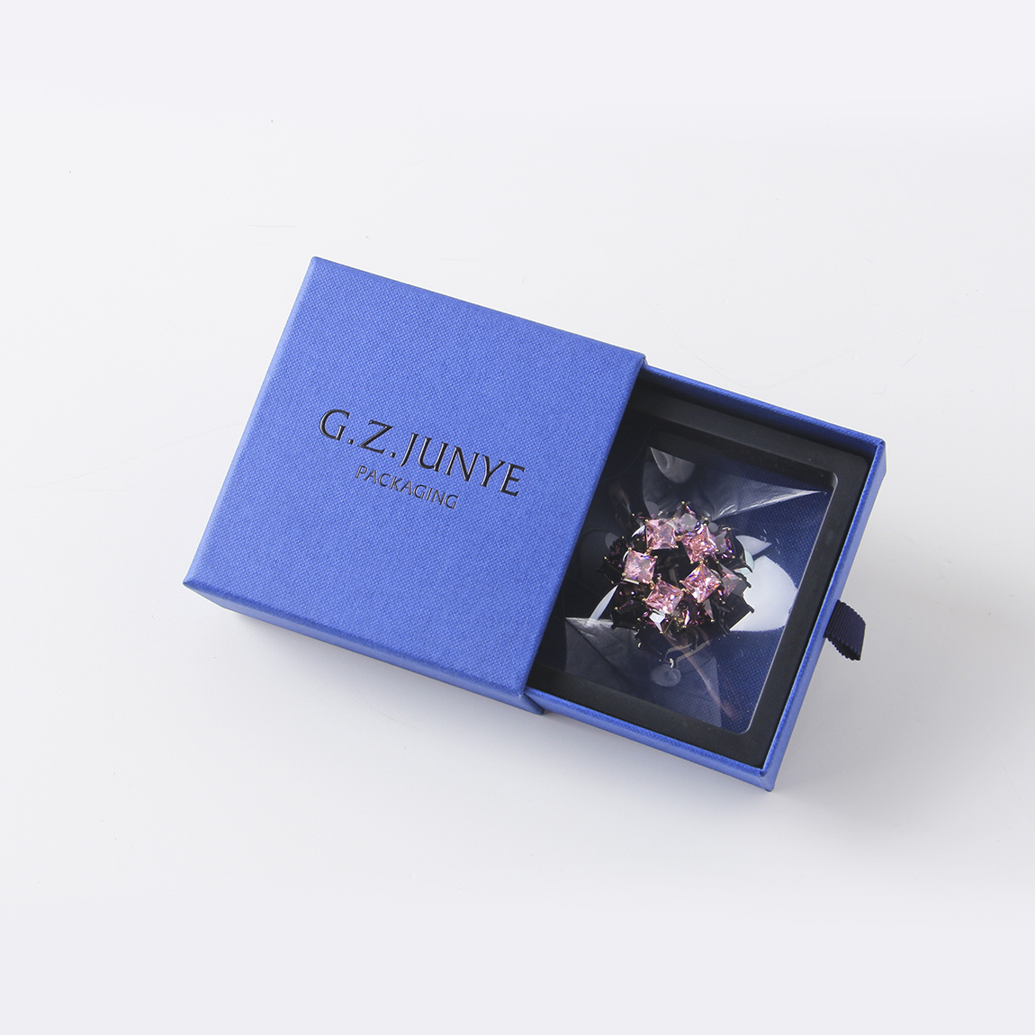 紙質(zhì)珠寶包裝盒會有哪些生產(chǎn)上的細(xì)節(jié)需要注意？